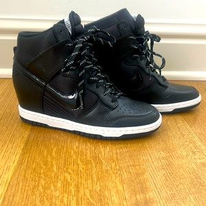 Nike Womens Dunk Sky Hi Essential Size: 6